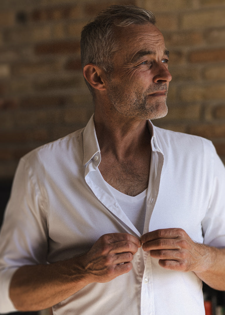 Slut med svettfläckar under armarna